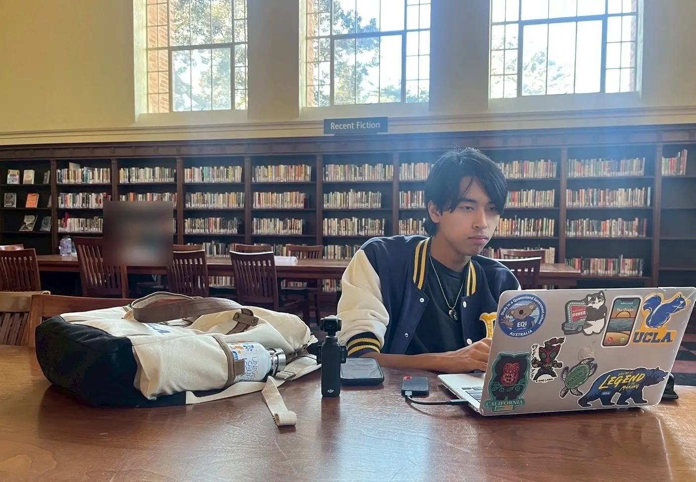 UCLAの図書館でノートパソコンに向かう丸山勇依